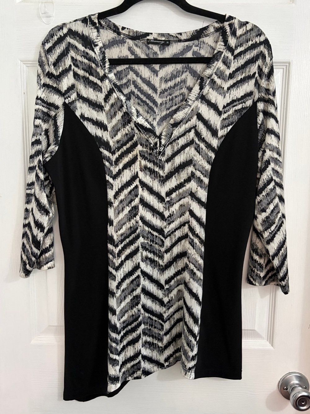 Black & White V-Neck Panel Tunic by Mesmerize. Size XL